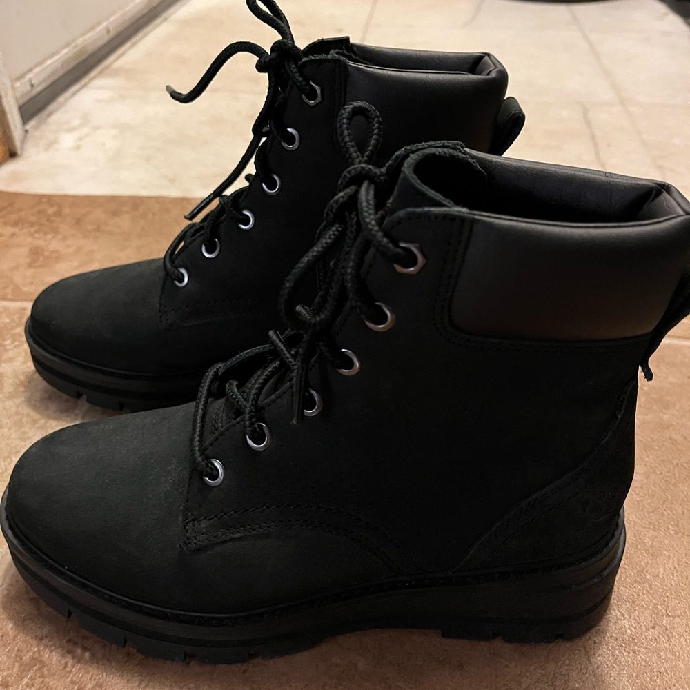 Women’s Timberland Cheyenne Valley Hiking Boot in size 6.5